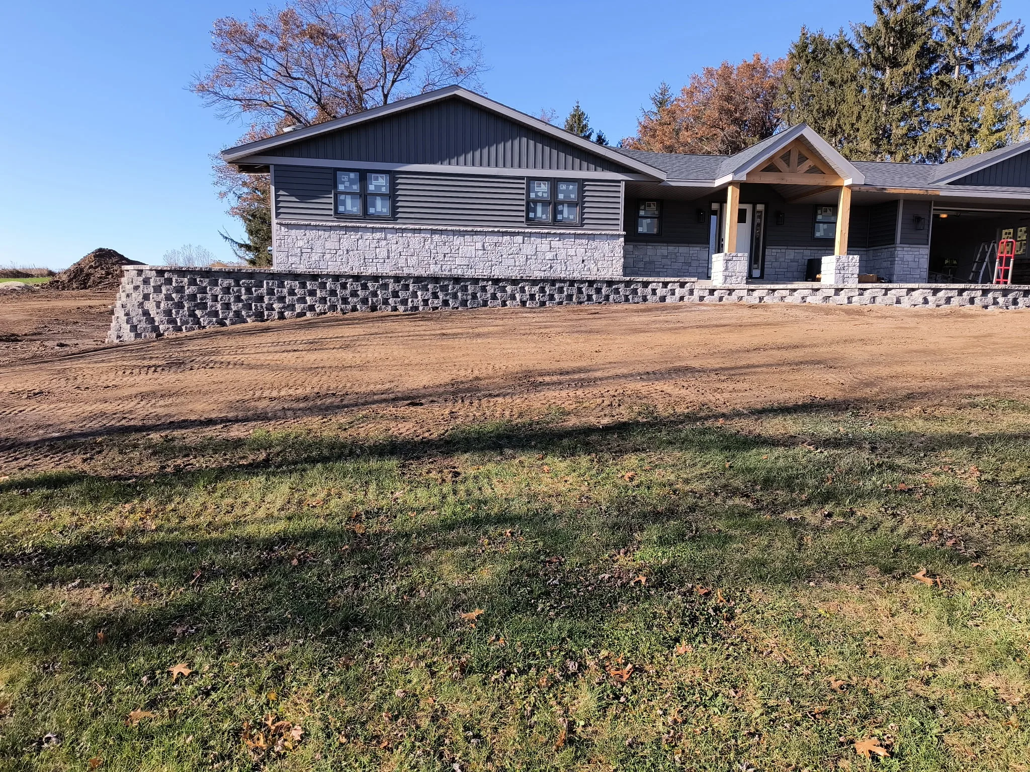 New home on a bare dirt lot awaiting hardscaping and landscaping work
